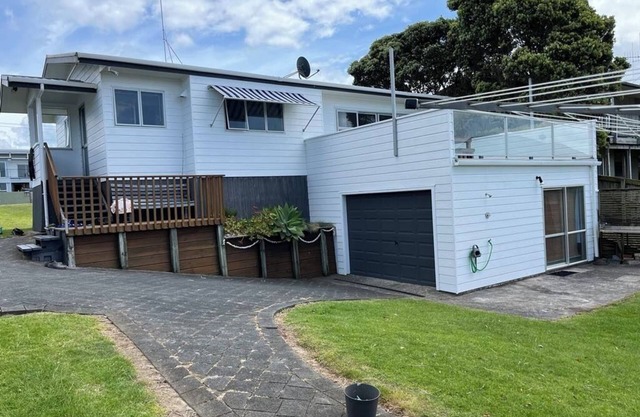 Sea views 3-bedroom Waihi Beach