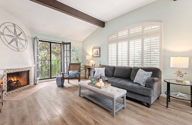 SEAbbatical by the Wharf, 2 BD, 2 BA Condo, Walk to Beach