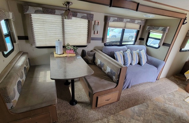 "Seabiscuit" Cozy RV steps away from Surfside beach, Freeport, TX, fishing, swim