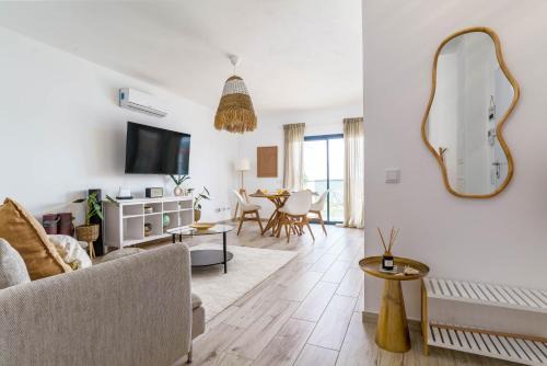 Seabreeze Apartment - Your Beachside Getaway