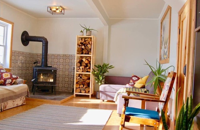 Seabreeze Farm House- 5 minute walk to the beach!