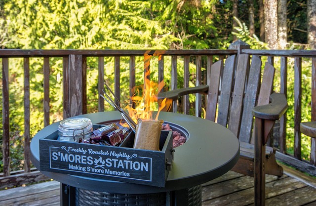 Seabrook Beach Cabin - Dog Friendly + Private Hot Tub + Walk to Town & Ocean