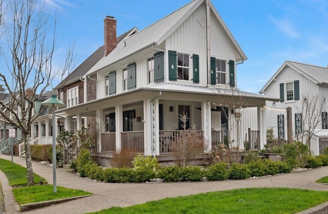 Seabrook's Cedarbrook Cottage: Hot Tub & Dog Friendly!