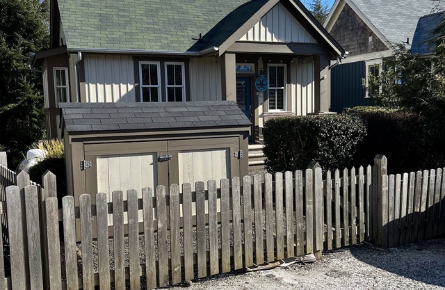 Seabrook's Monkeydoodle, a 2-bedroom dog-friendly home!