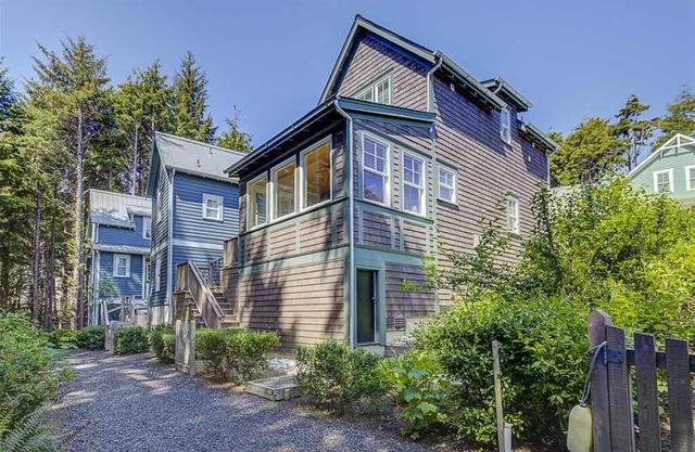 Seabrook's Siren Song, a dog-friendly home!