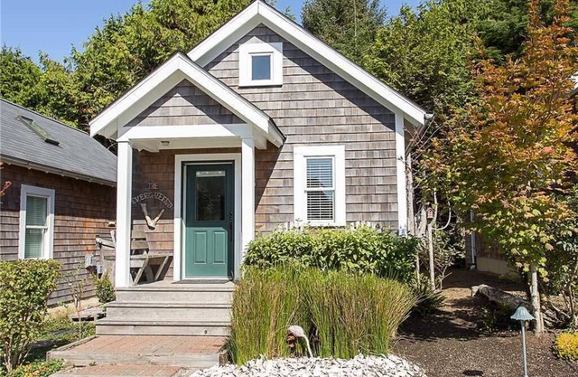 Seabrook's The Evergreen Cabin: Dog Friendly