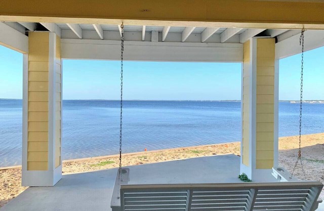 Seaclusion: Calming Waterfront Unit with 2 Kayaks!