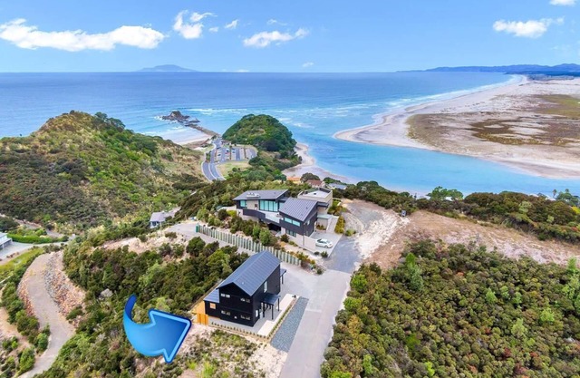 Seacoast Sanctuary - Stunning holiday home with great views in premium location