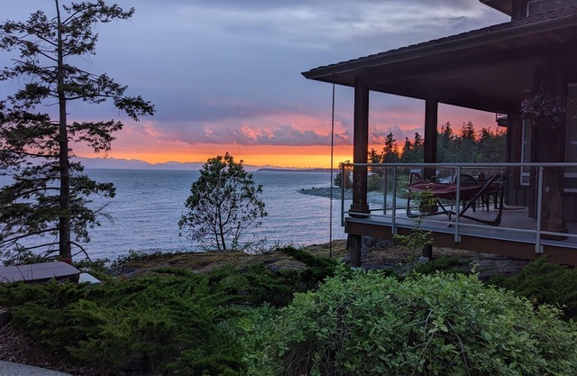 SeaDog Oceanfront Cottage with Private Hot Tub!