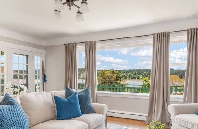 Seafarer Cottage - Bay Views in Downtown Poulsbo