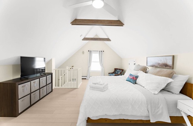 Seafarer’s Stay – Nautically Themed 3BR Historic Flat in Stonington Borough