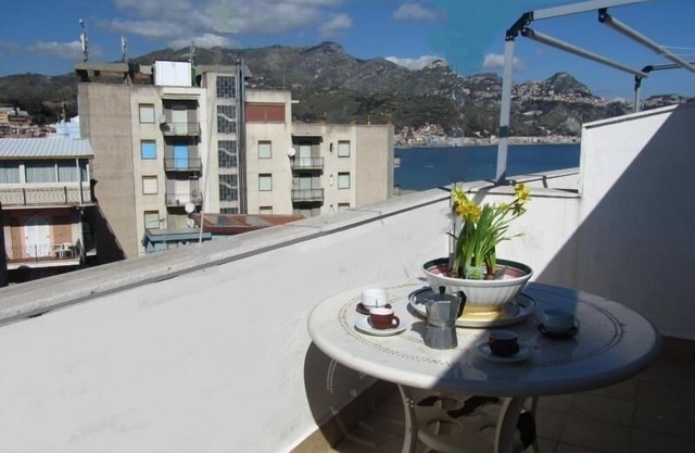 Direkt am Meer 1-Zimmer-Wohnung mit perfektem Blick über das Meer und den Ätna!