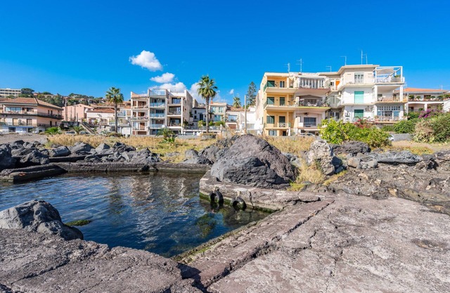 Seafront Apt with View in Aci Castello