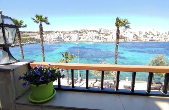 Seafront duplex apartment in enchanting San Pawl il-Baħar with WiFi, AC