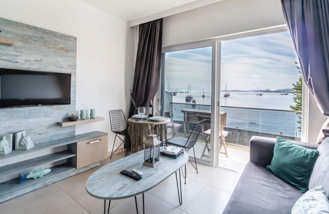 Seafront Flat with Fascinating Sea View in Bodrum