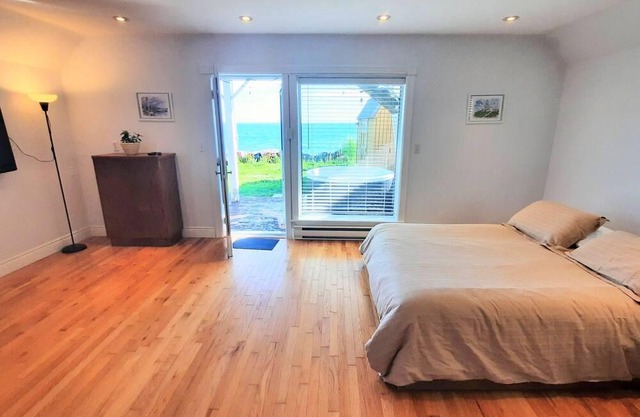 Seafront with hot tub 1-bedroom apartment