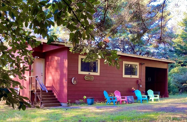 Seaglass Cottage & Nature Sanctuary-Minutes to Mendocino Village, Beaches, Ocean