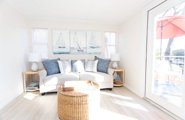 Seagrass Cottage I-steps to Atlantic Ocean & Intracoastal Waterway
