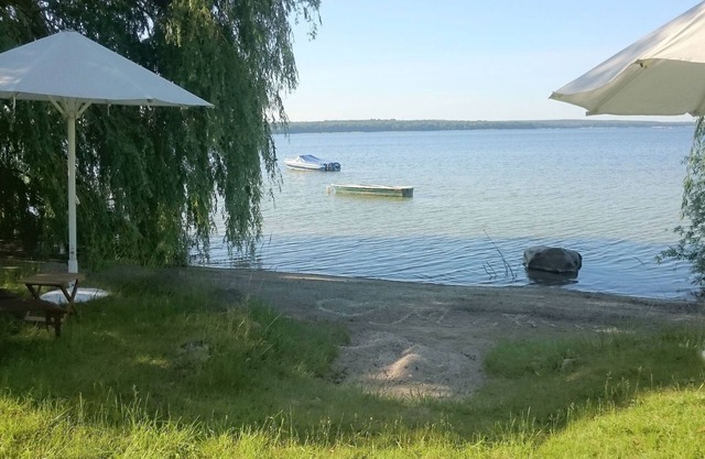 Möwenhaus, Strand, Badesteg, Bootsliegeplatz am Plauer See