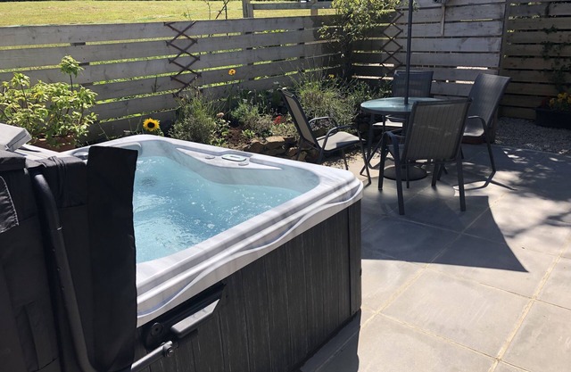 Seahorse Lodge - a hidden countryside gem with Hot tub