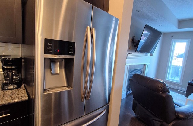 Sean Comfy Home Modern Escape in Edmonton – Near Northgate