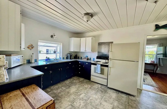 Seas the Day Cottage on Camano Island. Walks on the beach & beautiful sunsets.