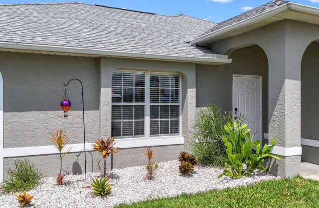 Seas the Day! Heated Pool Home on Canal 4 bedroom/2 Bath