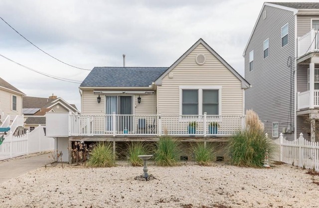 Seas the Day! Lovely 3-bedroom, 1.5 bath home close to the beach