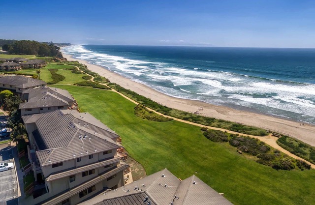 Seascape Beauty with Distant Ocean View-Sleeps 8!