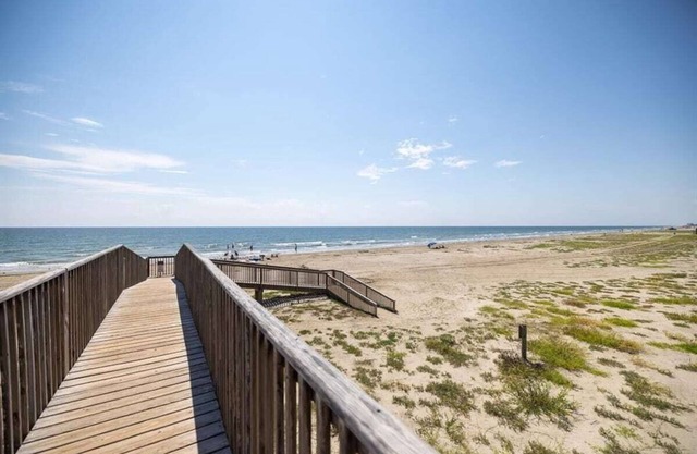 Seascape condo w/amazing pool/beach views sits right on the beach w/Heated Pool