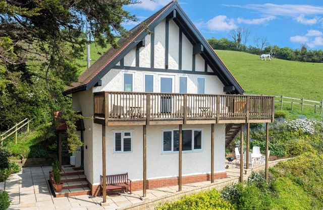 SEASCAPE COTTAGE, pet friendly, country holiday cottage in Beer