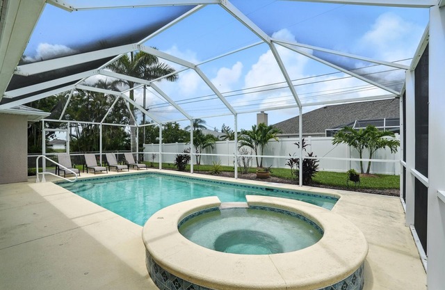 SEASHELL PALMS GETAWAY HEATED POOL nWelcome to sunny Cape Coral,