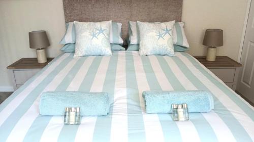 Seashells 2 Bedroom House - 2 minute walk to the beach with parking