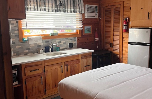 Seashore Condo Hotel #9, Cozy Fire Island Escape, Near Ferry - With Bay Views and Steps from the Beach.