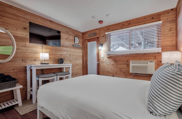 Seashore Condo Hotel #11, Cozy Fire Island Escape, Near Ferry - With Bay Views and Steps from the Beach.