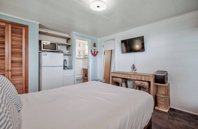 Seashore Condo Hotel #16, Cozy Fire Island Escape, Near Ferry - With Bay Views and Steps from the Beach.