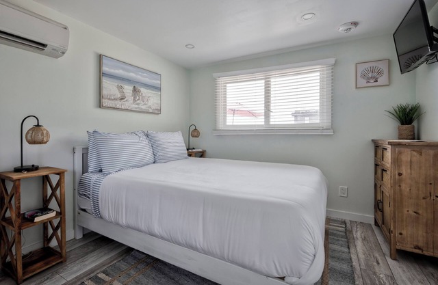 Seashore Condo Hotel #18, Cozy Fire Island Escape, Near Ferry - With Bay Views and Steps from the Beach.