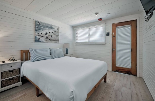 Seashore Condo Hotel #19, Cozy Fire Island Escape, Near Ferry - With Bay Views and Steps from the Beach.