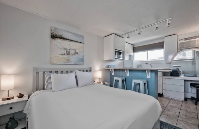 Seashore Condo Hotel #20, Cozy Fire Island Escape, Near Ferry - With Bay Views and Steps from the Beach.
