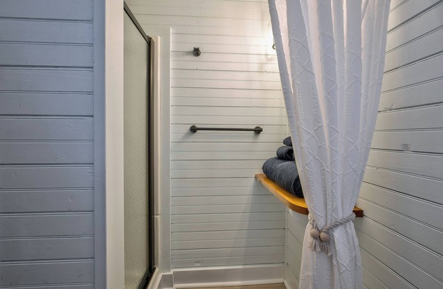 Seashore Condo Hotel #21, Cozy Fire Island Escape, Near Ferry - With Bay Views and Steps from the Beach.