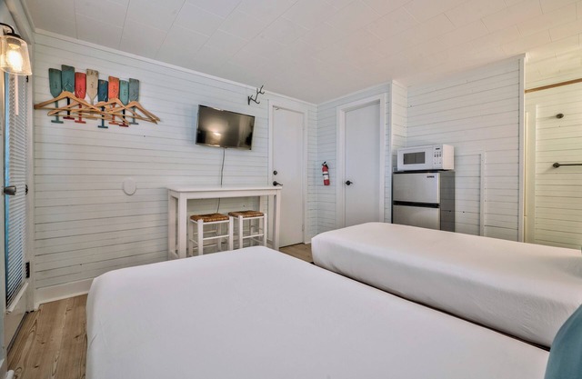 Seashore Condo Hotel #22, Cozy Fire Island Escape, Near Ferry - With Bay Views and Steps from the Beach.