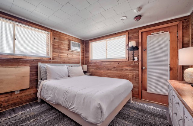 Seashore Condo Hotel #24, Cozy Fire Island Escape, Near Ferry - With Bay Views and Steps from the Beach.