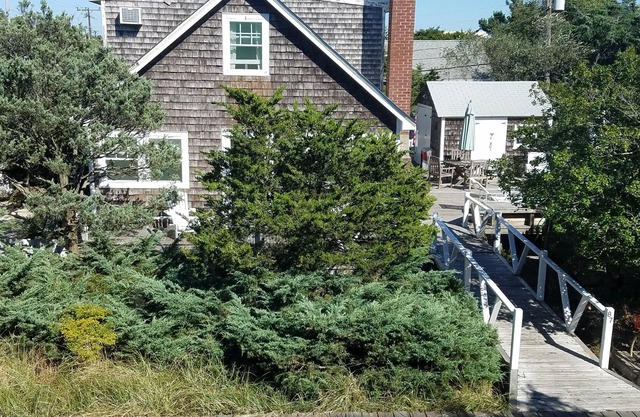 Seashore Cottage charm, large deck on 2 lot private ‘‘Preserve,” 300’ from ocean