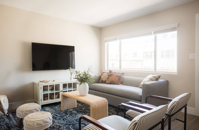 Chic La Jolla Flat 5 Minuten vom Strand entfernt! ❤ Prospect Unit 10 von AvantStay