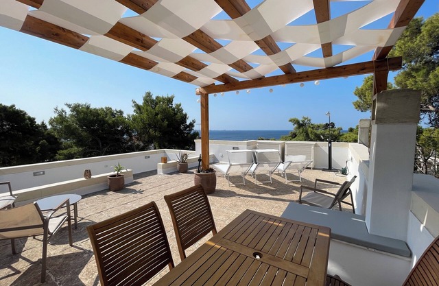 Seaside 2 bedrooms condo with seaview rooftop - family relax Pinetamare Azur