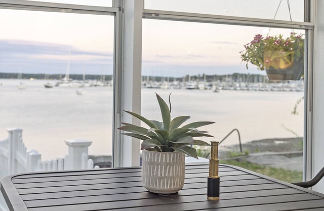 Oceanfront Apartment in New England Victorian-1 Bedroom plus office