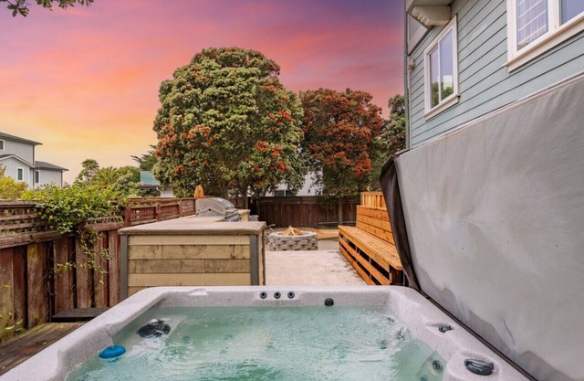 Seaside Escape: 1 block to Beach, Private Hot Tub, Fire Pit & BBQ
