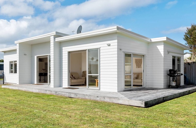 Seaside Escape - Ruakaka Holiday Home