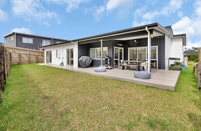 Seaside Escape - Ruakaka Holiday Home