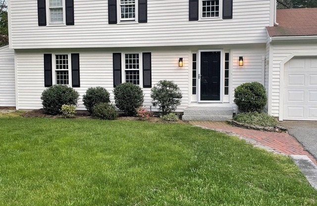 Seaside Gem - updated classic in charming Duxbury - walk to town or sandy beach!